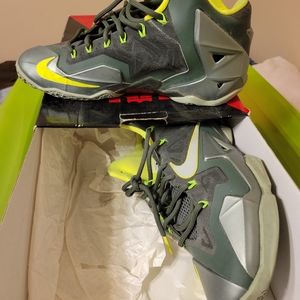 LeBron James XI  - Basketball Shoes- Size 8